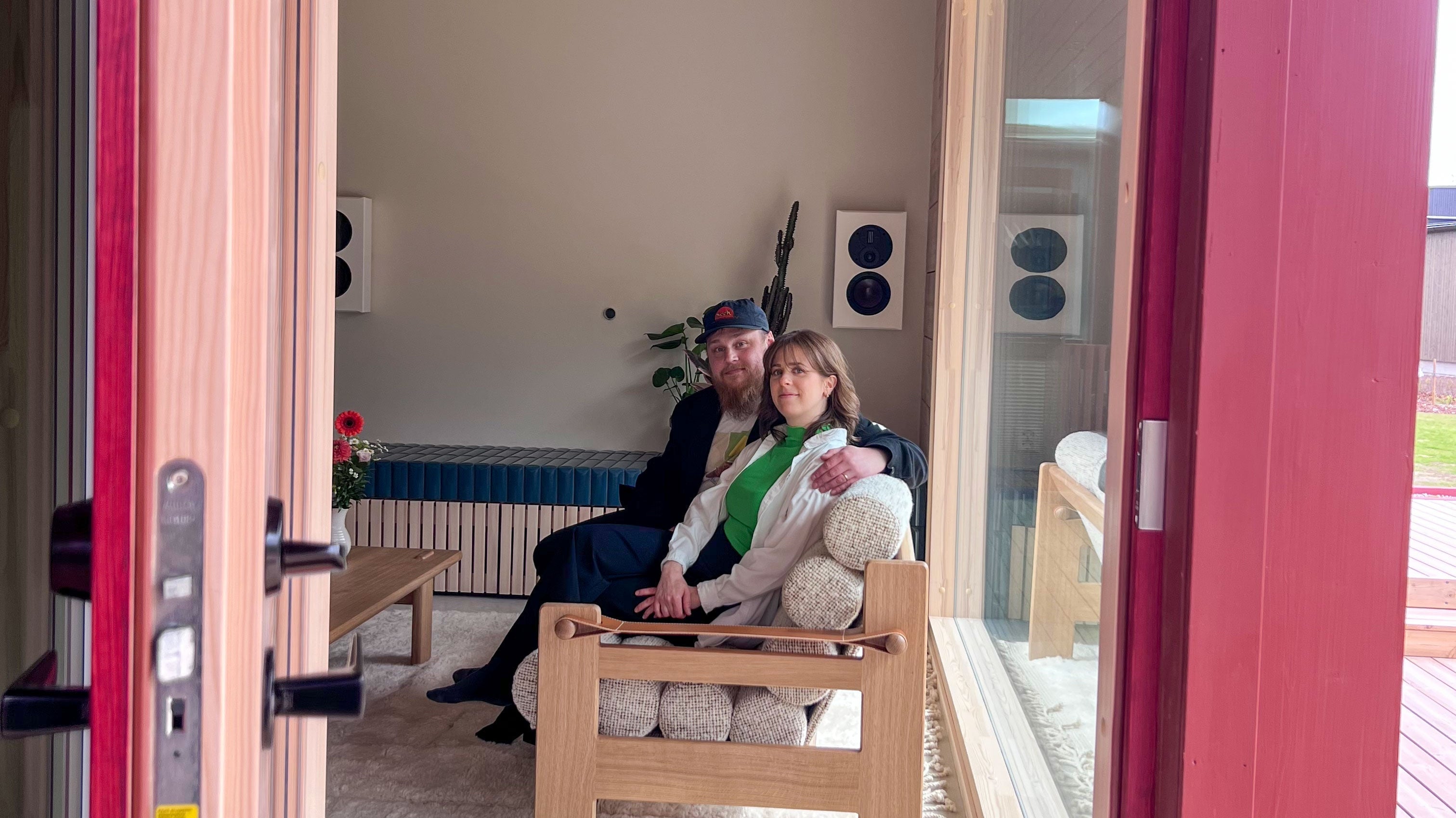 Punakuorinen hirsitalo kätkee sisälleen valoa ja iloa huokuvan kodin